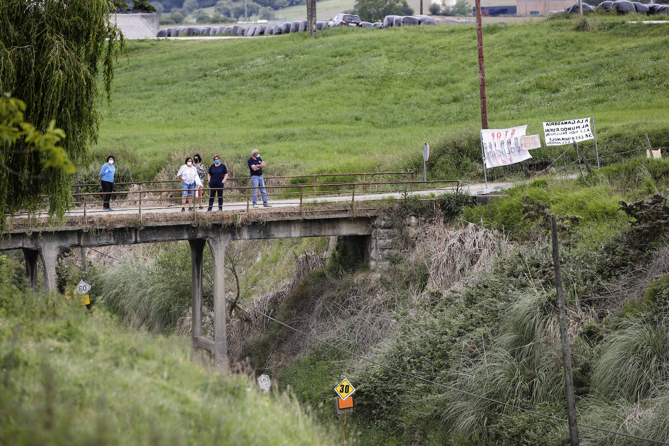 La presión vecinal evita el derribo del puente que Adif había previsto para este viernes