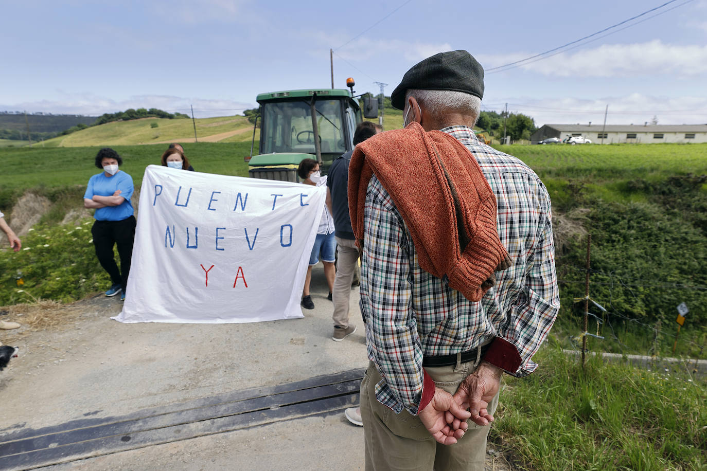 La presión vecinal evita el derribo del puente que Adif había previsto para este viernes