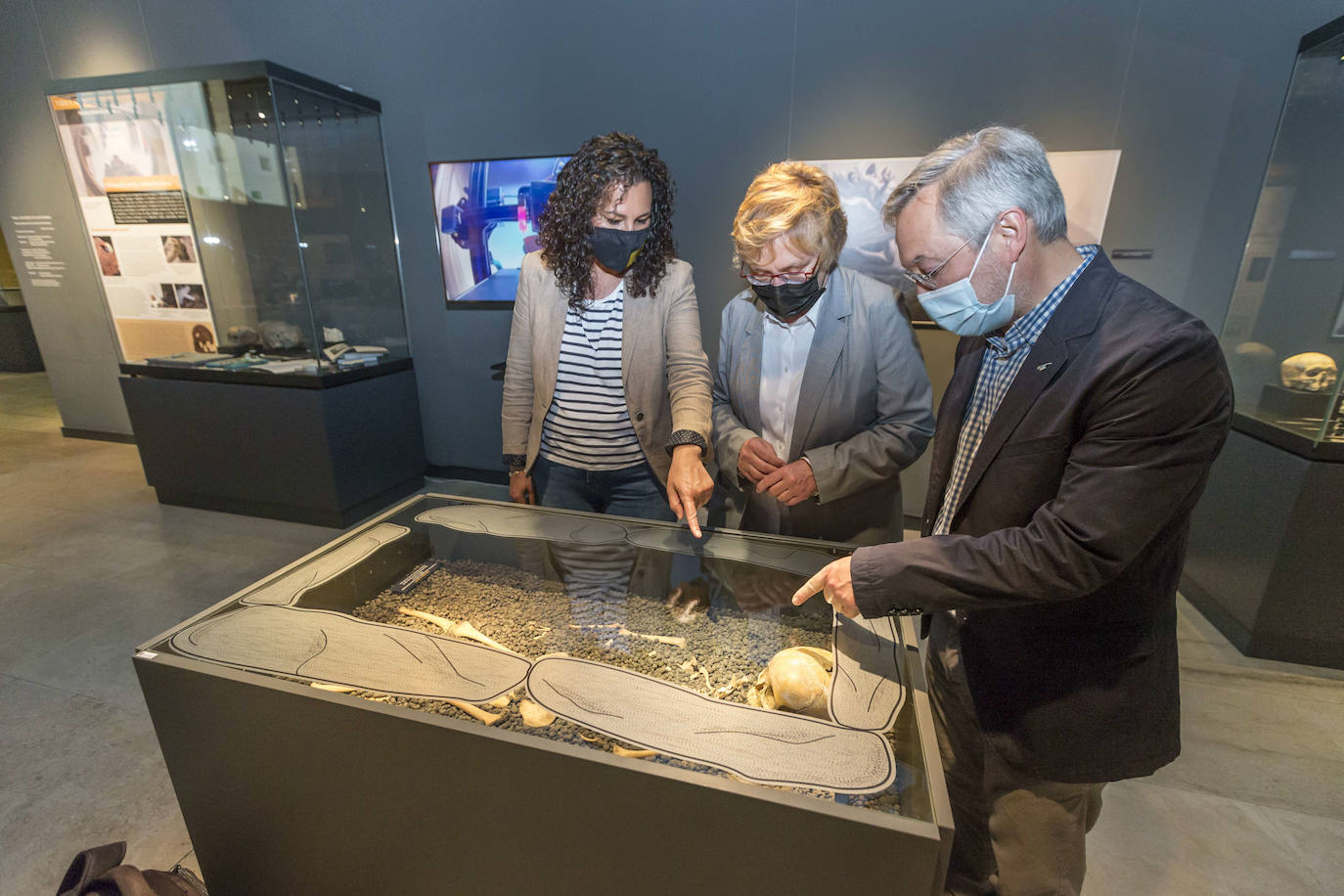 El Museo de Prehistoria y Arqueología de Cantabria (MUPAC) acoge hasta final de año una exposición que muestra cómo los restos humanos sirven para conocer la historia de la región a través de la información que aportan sobre cómo vivieron y murieron las personas.