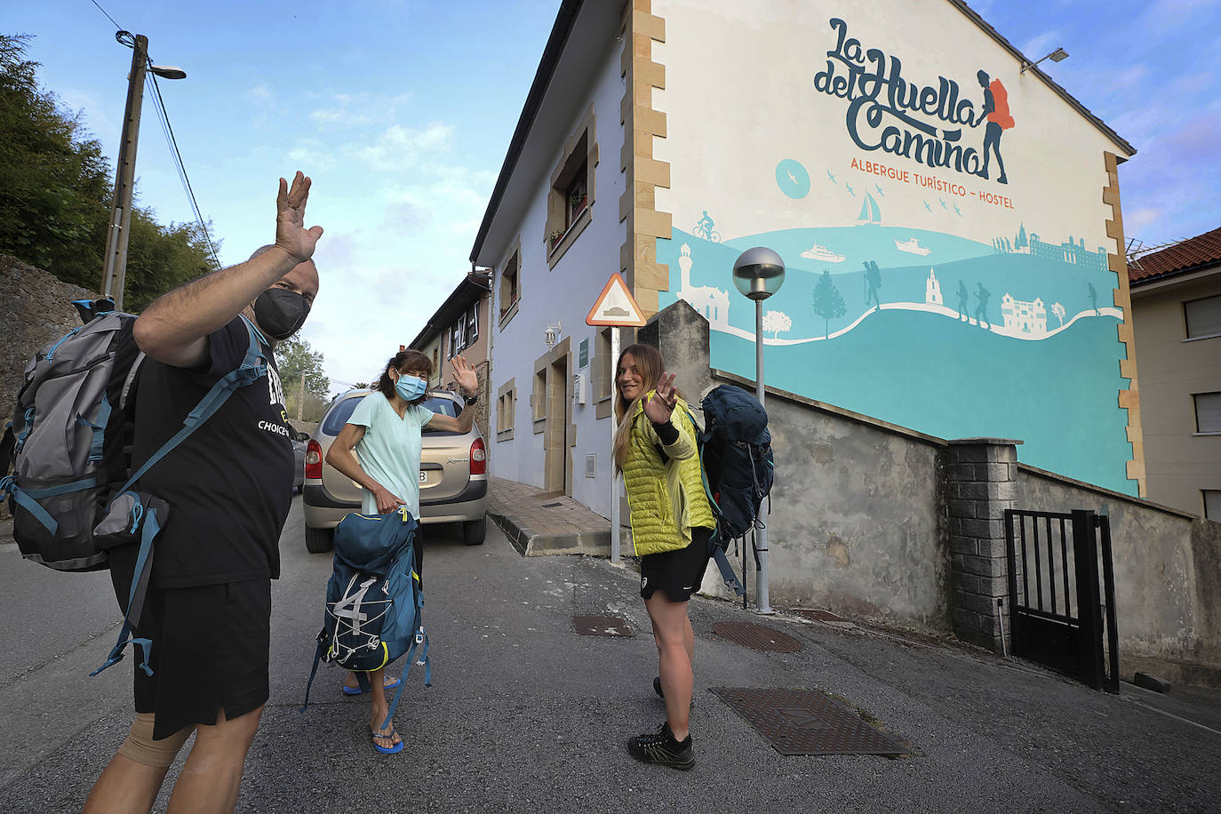 Los peregrinos que hacen el paso del Norte del Camino de Santiago y el Camino Lebaniego vuelven a los caminos.