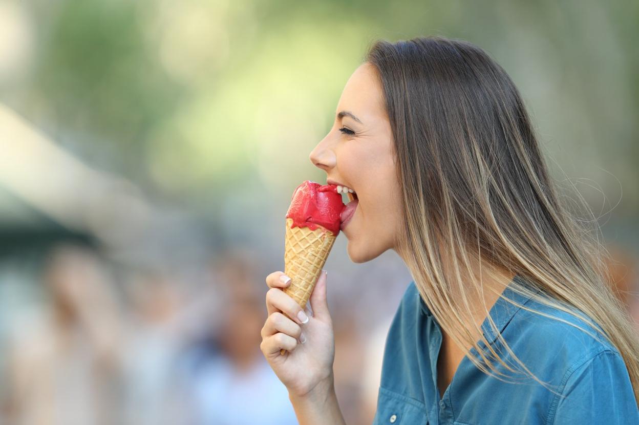 Saborear un refrescante helado es un placer que hace disfrutar del momento. 