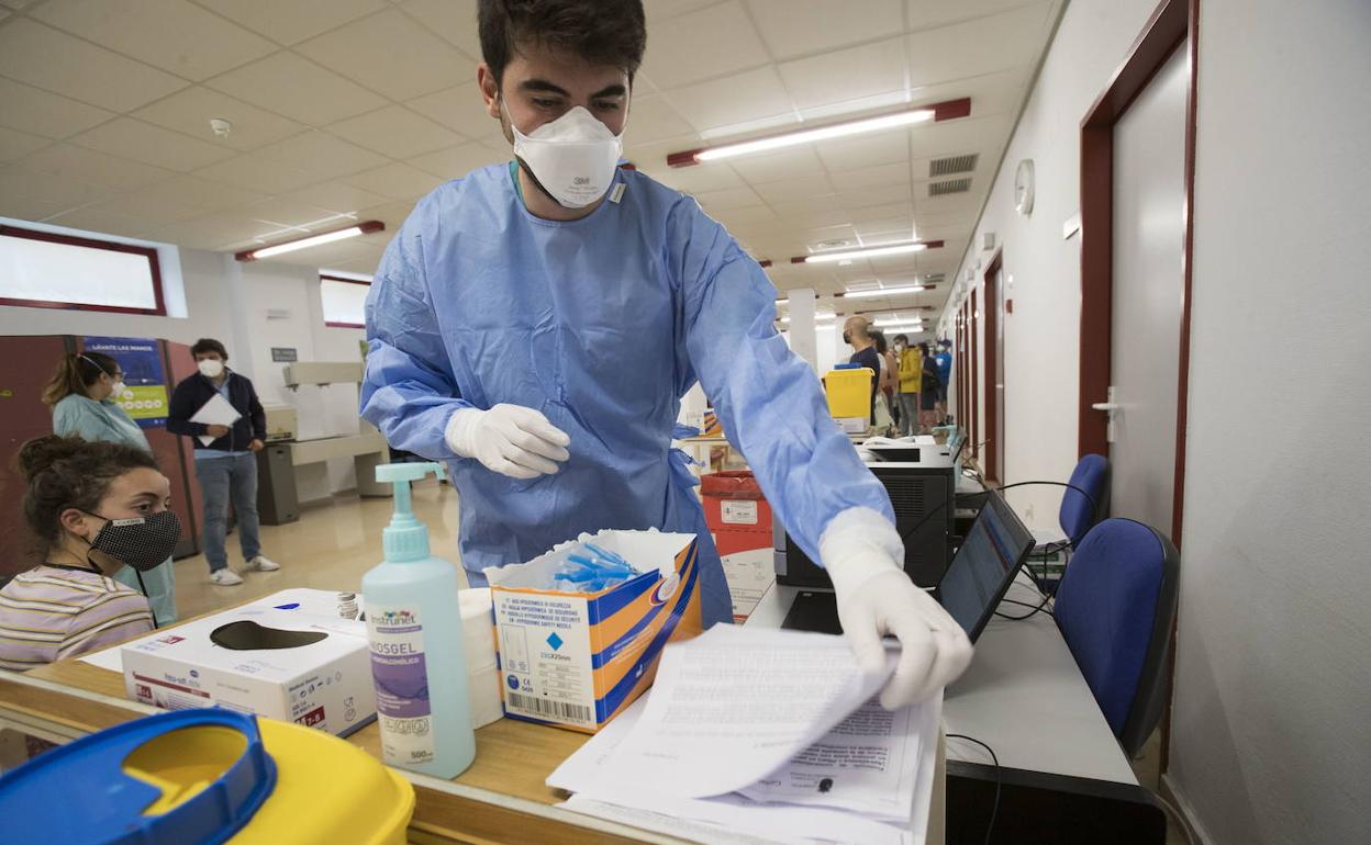 Un sanitario en el proceso de vacunación en el hospital de Liencres.