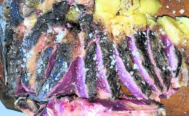 Carne roja a la parrilla de una vaca rubia. 