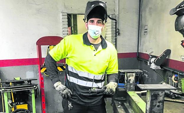 Diego Muñiz, durante su jornada laboral como mecánico en el astillero. 