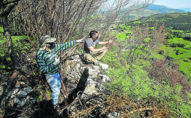 José Ángel Hierro y Felipe Sierra señalan desde la trinchera localizada en el Monte Castillo las otras cumbres en las que se instalaron las tropas.