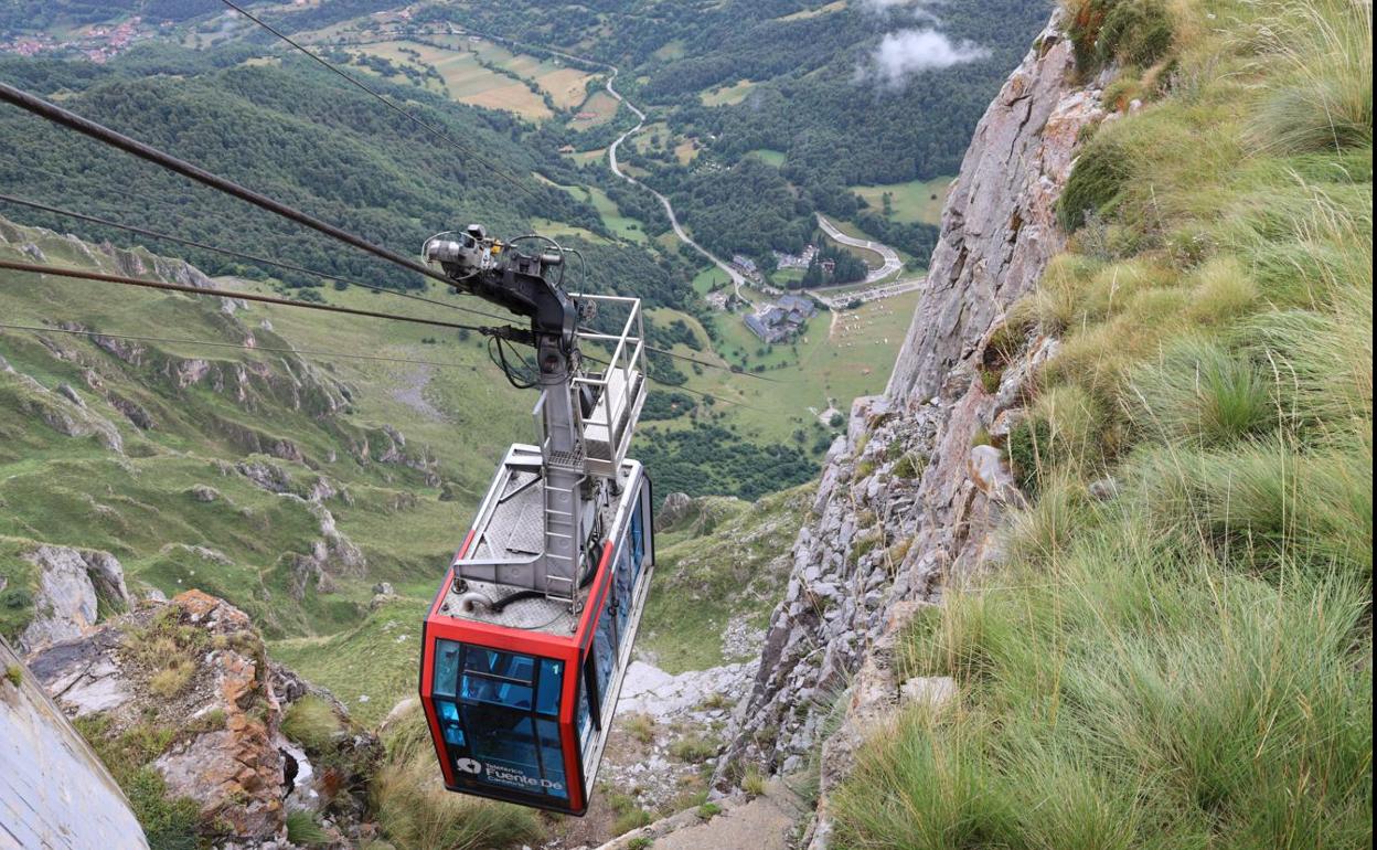 Cabina del teleférico de Fuente Dé acercándose a la estación superior 