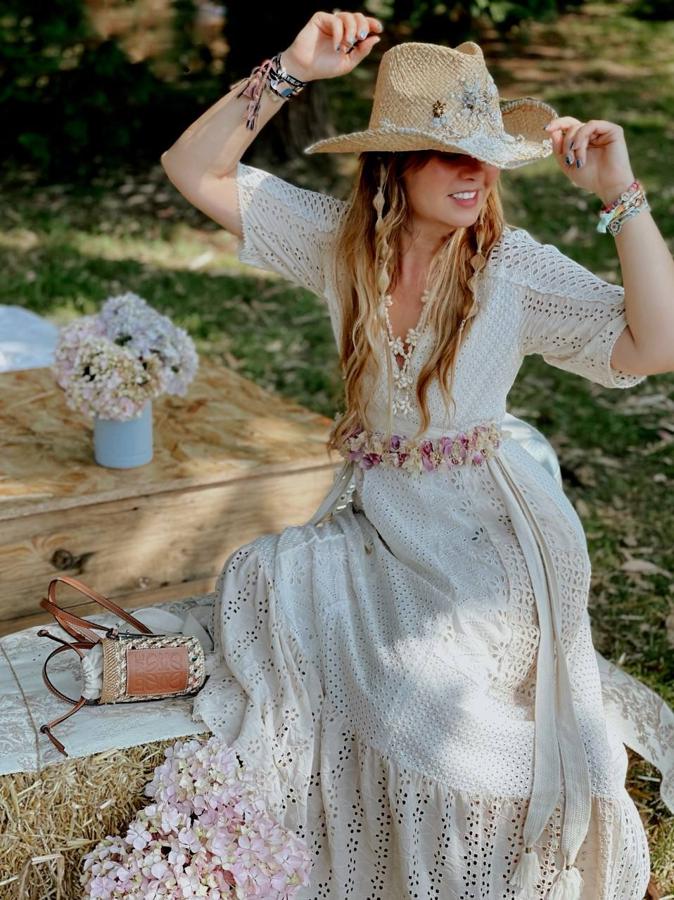 La ‘influencer’ Laura González Quintana (@santandercondoblel) lució bellísima un vestido de carácter, boho y cómodo de Zara Studio «era perfecto para este festival de carácter familiar, rústico y lleno de artesanía, como mi sombrero ‘cowboy’ y el cinturón romántico realizado por los chicos reinosanos de Siempre Primavera, unos veteranos en este festival. Sumé un bolso Loewe y sandalias de la Gattarashop. Las flores y los pequeños detalles los pone el WildMarket, creando un marco perfecto. Sin duda, un festival diferente que huye de los tópicos de otros similars. La gente disfrutó en grupo o con familia, olvidando un poco el postureo, la finca, la música, la comida y los niños disfrutando son sin duda el mejor ‘outfit’ de este evento».