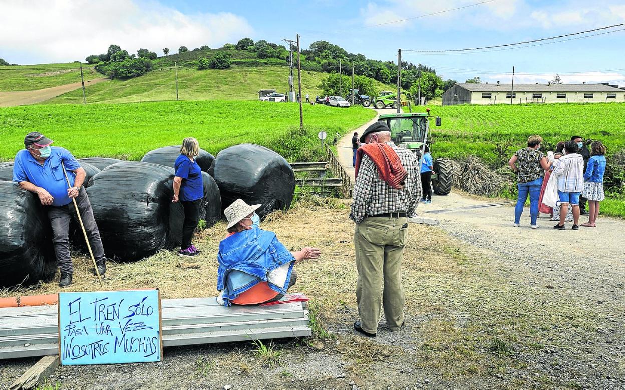 Los vecinos se opusieron firmemente a la demolición del puente el viernes.