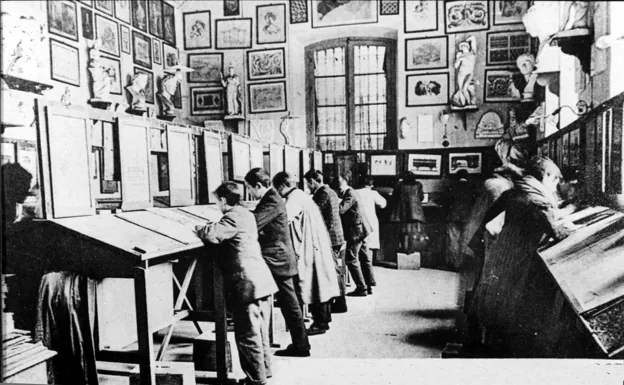 Imagen principal - Antigua sala de dibujo (imagen superior), exalumnos junto al busto del Marqués de Manzanedo y el laboratorio de física. 