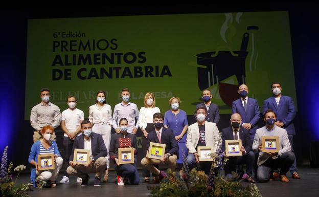 En primer plano, de izquierda a derecha, Deñe Galdós, Toni González, Silvia Fernández, Valentín Pablos, Luis Pérez Portilla, Roberto Álvarez y Fidel Ortiz. Detrás, en el mismo orden, Ander y Aitor Basurto, Natalia Fernández, Estanislao Fernández, Raquel Miguel Pablos, María del Carmen Sánchez, Julián Fernández, José Luis Ortiz y Andrés Ángel Pérez Portilla.