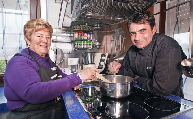 Imagen principal - Arriba, Basurto con su madre. Abajo junto a Juan Mari Arzak y Kike Pérez, en el congreso de Euro-Toques celebrado en Santander en 2014. Y a la derecha, grabando una receta para Cantabria en la Mesa junto a José Luis Pérez, redactor jefe de El Diario Montañés. Septiembre de 2018.