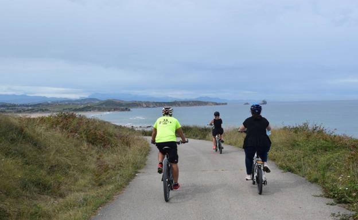 Descubre la costa Liencres en bici eléctrica