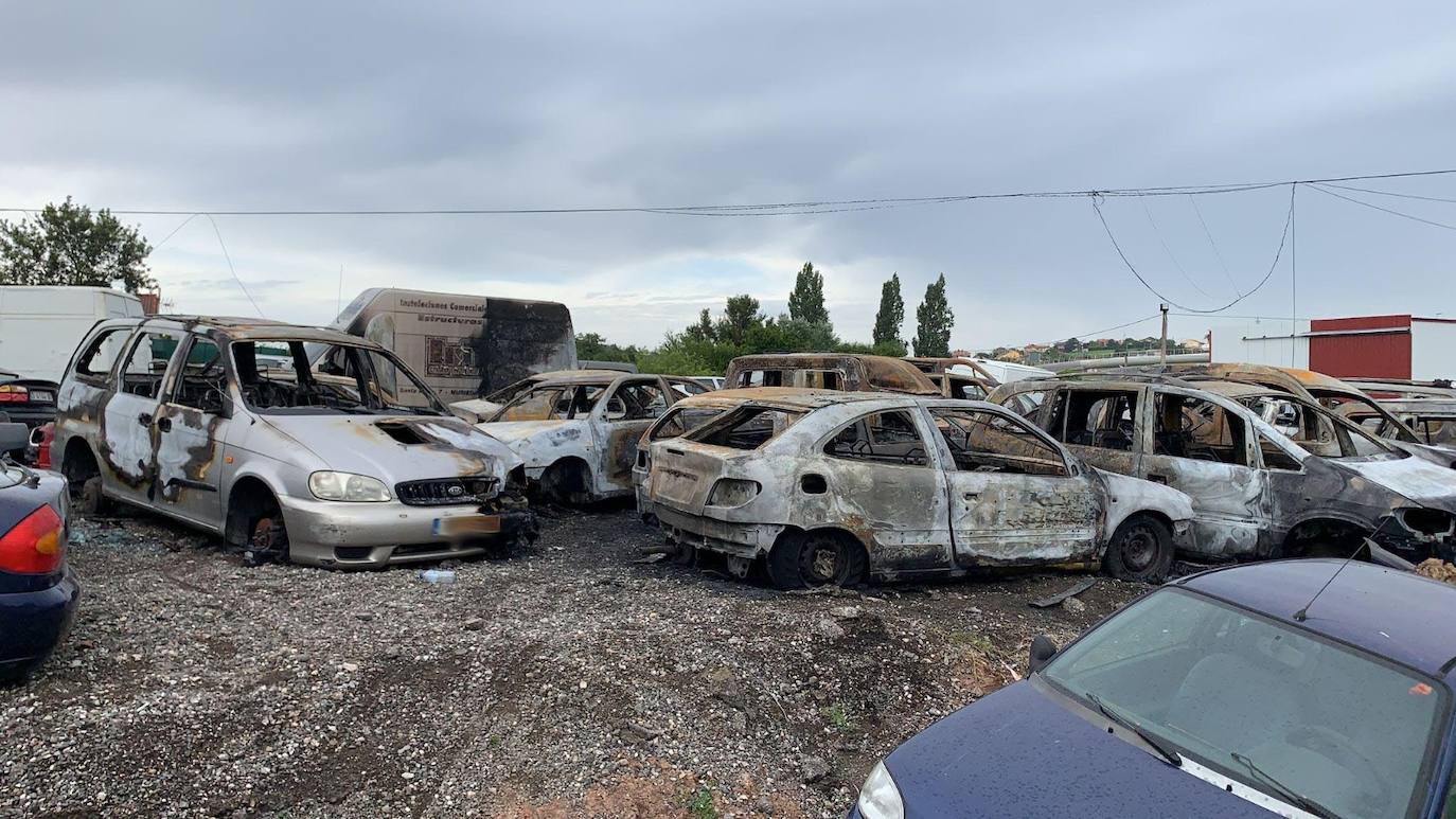 Fotos: Arden una treintena de coches en una empresa de Herrera de Camargo