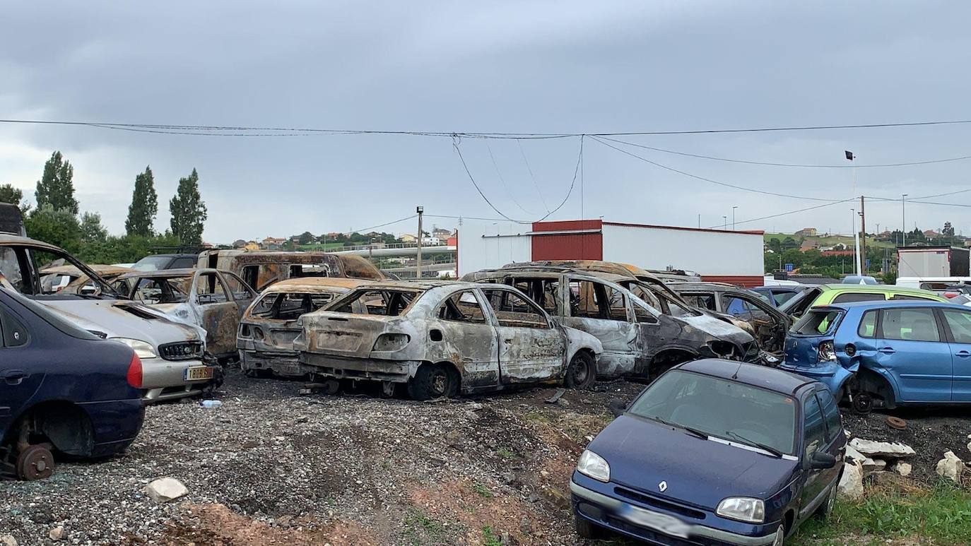 Fotos: Arden una treintena de coches en una empresa de Herrera de Camargo