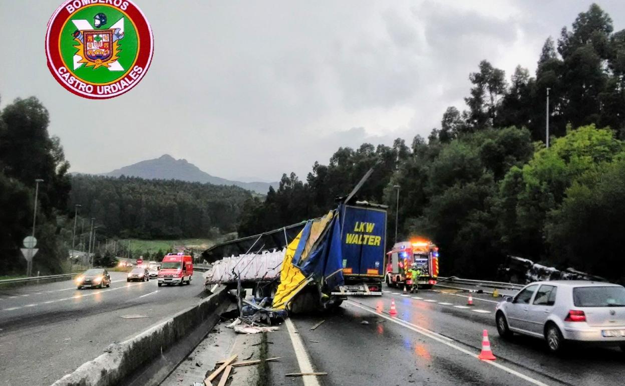 Así ha quedado el camión en la mediana de la autovía.