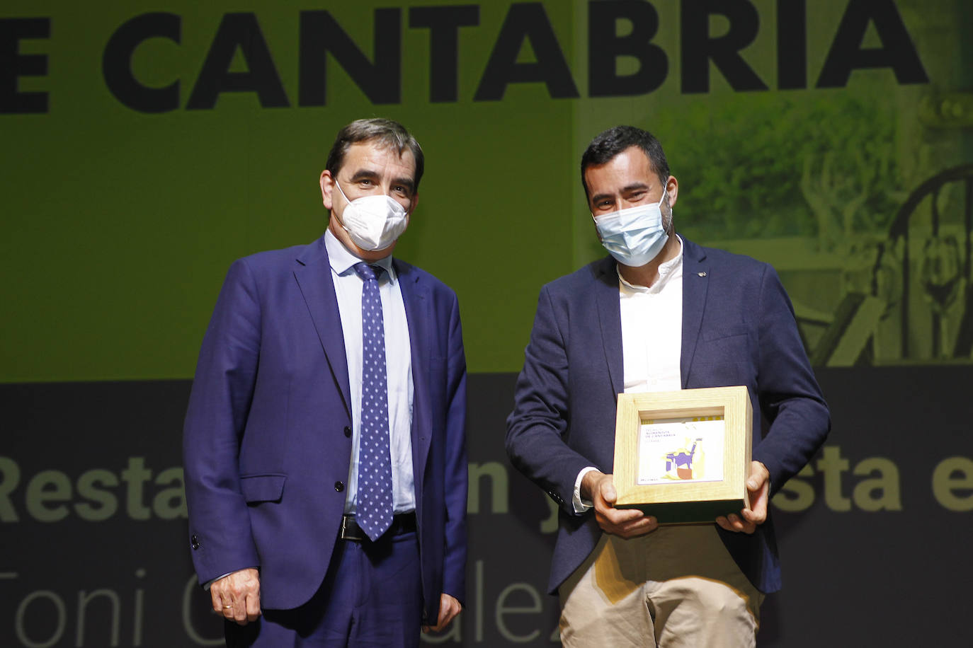 El Diario Montañés ha rendido su homenaje anual al sector agroalimentario, considerado esencial durante la pandemia, por lo que el reconocimiento está este año más que justificado. Más aún. El Teatro Concha Espina de Torrelavega acogió la gala de entrega de los Premios Alimentos de Cantabria, que en su sexta edición recayeron en seis destacados productores de la región: Conservas y Salazones Linda Playa, Granja Quesería El Pendo, Barquillos y Galletas Tanis, Ampros Depersonas, Conservas Codesa y el chef Toni González. El premio extraordinario de la organización y el jurado fue para el también cocinero Nacho Basurto, fallecido el pasado mes de diciembre.