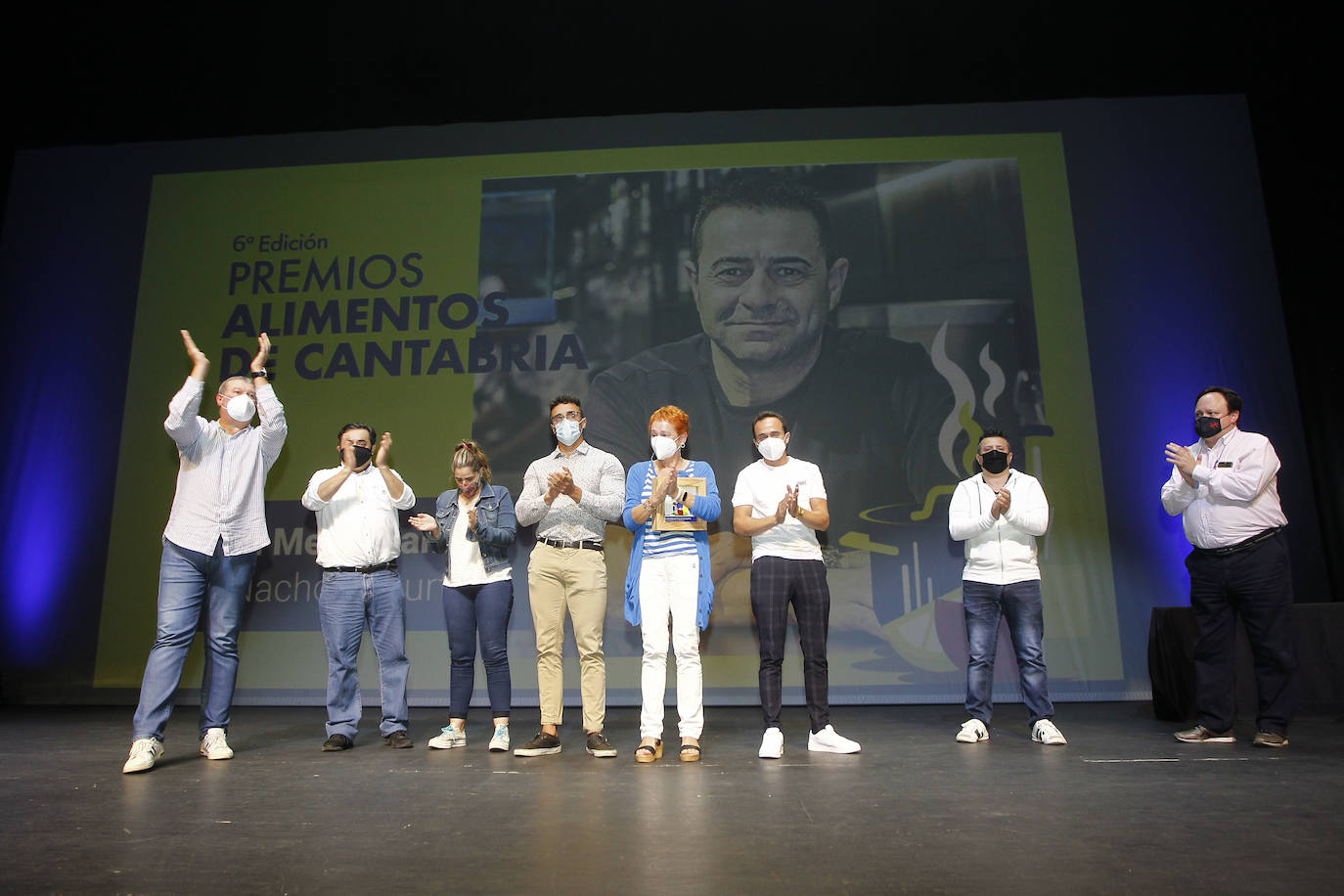 El Diario Montañés ha rendido su homenaje anual al sector agroalimentario, considerado esencial durante la pandemia, por lo que el reconocimiento está este año más que justificado. Más aún. El Teatro Concha Espina de Torrelavega acogió la gala de entrega de los Premios Alimentos de Cantabria, que en su sexta edición recayeron en seis destacados productores de la región: Conservas y Salazones Linda Playa, Granja Quesería El Pendo, Barquillos y Galletas Tanis, Ampros Depersonas, Conservas Codesa y el chef Toni González. El premio extraordinario de la organización y el jurado fue para el también cocinero Nacho Basurto, fallecido el pasado mes de diciembre.