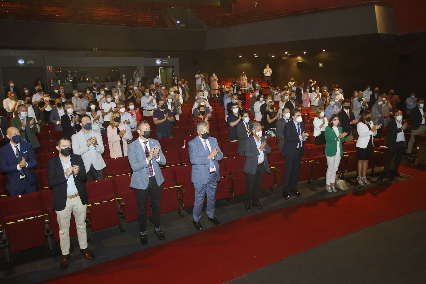 El Diario Montañés ha rendido su homenaje anual al sector agroalimentario, considerado esencial durante la pandemia, por lo que el reconocimiento está este año más que justificado. Más aún. El Teatro Concha Espina de Torrelavega acogió la gala de entrega de los Premios Alimentos de Cantabria, que en su sexta edición recayeron en seis destacados productores de la región: Conservas y Salazones Linda Playa, Granja Quesería El Pendo, Barquillos y Galletas Tanis, Ampros Depersonas, Conservas Codesa y el chef Toni González. El premio extraordinario de la organización y el jurado fue para el también cocinero Nacho Basurto, fallecido el pasado mes de diciembre.