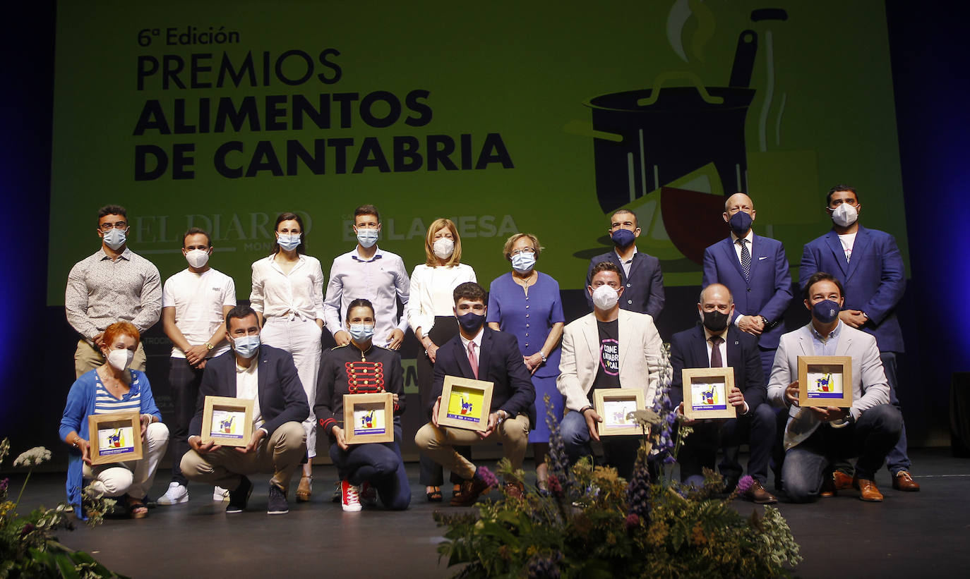 El Diario Montañés ha rendido su homenaje anual al sector agroalimentario, considerado esencial durante la pandemia, por lo que el reconocimiento está este año más que justificado. Más aún. El Teatro Concha Espina de Torrelavega acogió la gala de entrega de los Premios Alimentos de Cantabria, que en su sexta edición recayeron en seis destacados productores de la región: Conservas y Salazones Linda Playa, Granja Quesería El Pendo, Barquillos y Galletas Tanis, Ampros Depersonas, Conservas Codesa y el chef Toni González. El premio extraordinario de la organización y el jurado fue para el también cocinero Nacho Basurto, fallecido el pasado mes de diciembre.