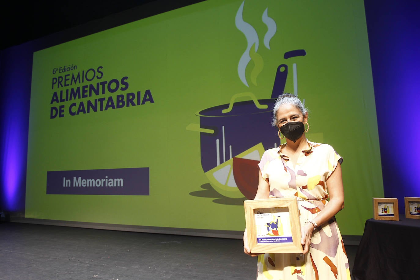 El Diario Montañés ha rendido su homenaje anual al sector agroalimentario, considerado esencial durante la pandemia, por lo que el reconocimiento está este año más que justificado. Más aún. El Teatro Concha Espina de Torrelavega acogió la gala de entrega de los Premios Alimentos de Cantabria, que en su sexta edición recayeron en seis destacados productores de la región: Conservas y Salazones Linda Playa, Granja Quesería El Pendo, Barquillos y Galletas Tanis, Ampros Depersonas, Conservas Codesa y el chef Toni González. El premio extraordinario de la organización y el jurado fue para el también cocinero Nacho Basurto, fallecido el pasado mes de diciembre.