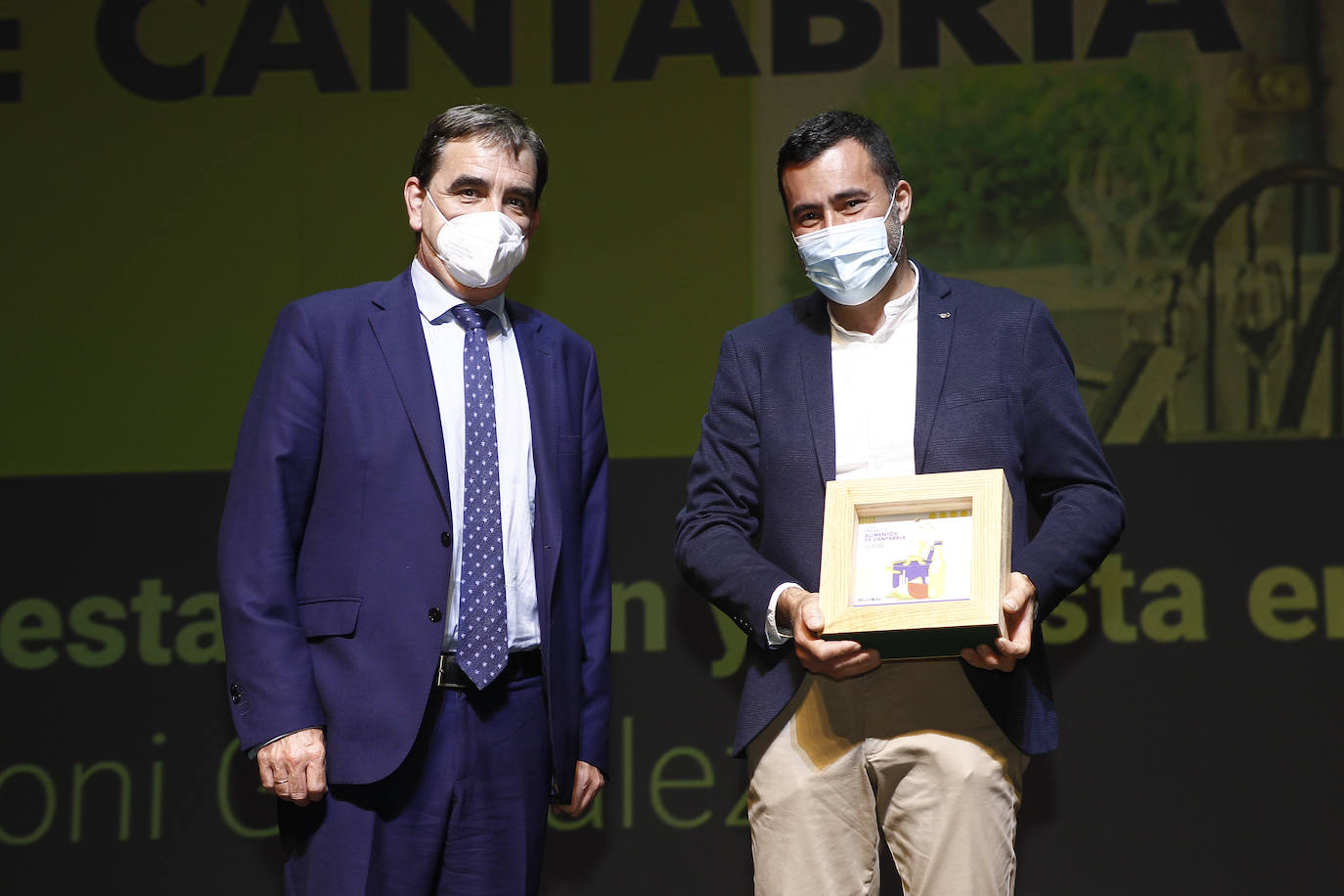 El Diario Montañés ha rendido su homenaje anual al sector agroalimentario, considerado esencial durante la pandemia, por lo que el reconocimiento está este año más que justificado. Más aún. El Teatro Concha Espina de Torrelavega acogió la gala de entrega de los Premios Alimentos de Cantabria, que en su sexta edición recayeron en seis destacados productores de la región: Conservas y Salazones Linda Playa, Granja Quesería El Pendo, Barquillos y Galletas Tanis, Ampros Depersonas, Conservas Codesa y el chef Toni González. El premio extraordinario de la organización y el jurado fue para el también cocinero Nacho Basurto, fallecido el pasado mes de diciembre.