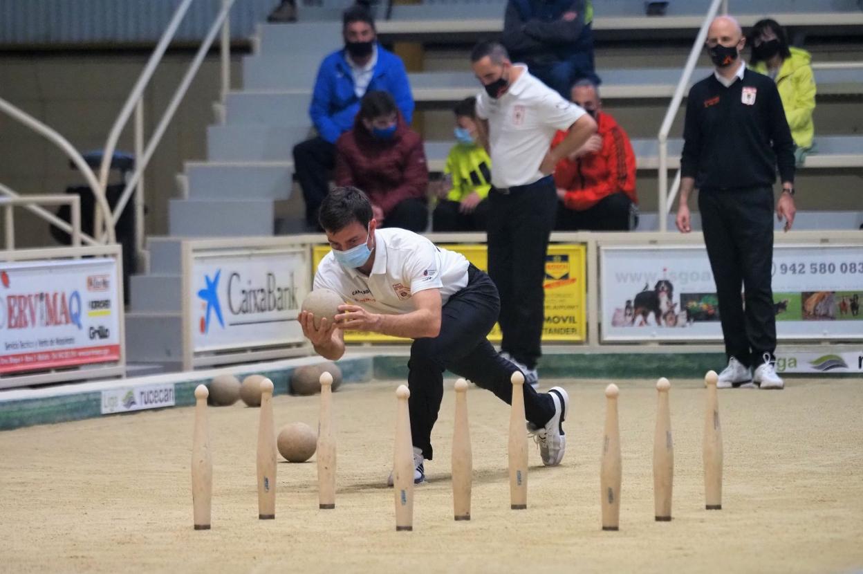 Manuel Domínguez, al birle con mascarilla durante el pasado mes de abril. sane