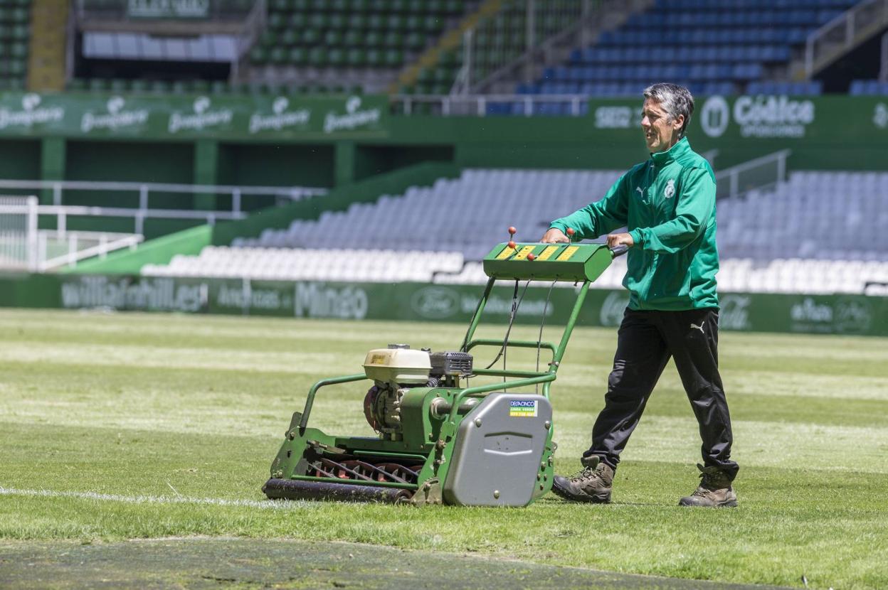 El 28 de julio comenzarán las labores de puesta a punto del césped de los Campos de Sport de El Sardinero. roberto ruiz
