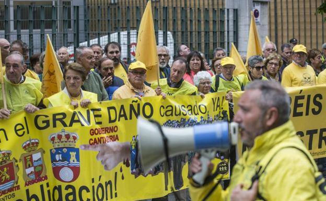 Imagen de algunos integrantes de AMA, con Vilela en primer término (con el altavoz).