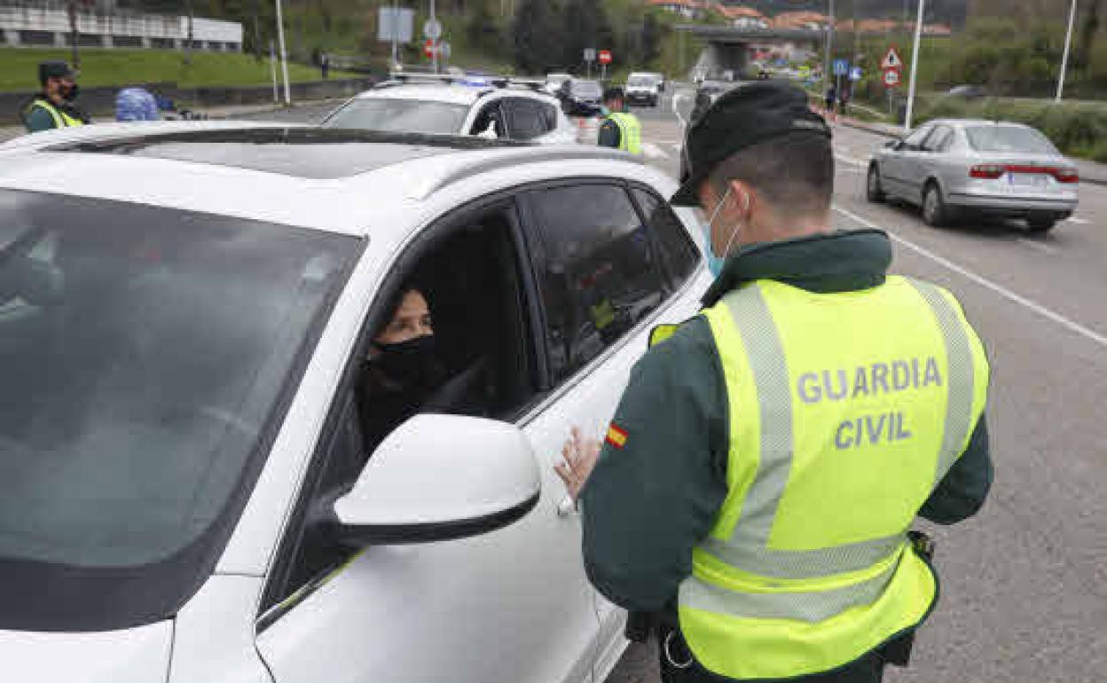 Un Guardia Civil durante un control en la entrada de Castro Urdiales