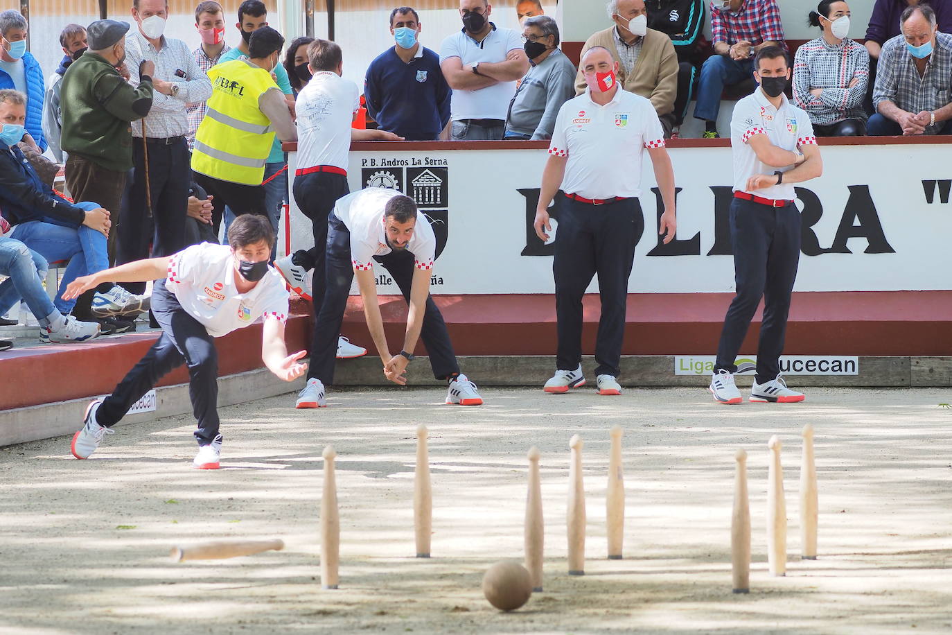 Mario Pinta, a la izquierda, birlando en un partido, con sus compañeros de Andros observándole.
