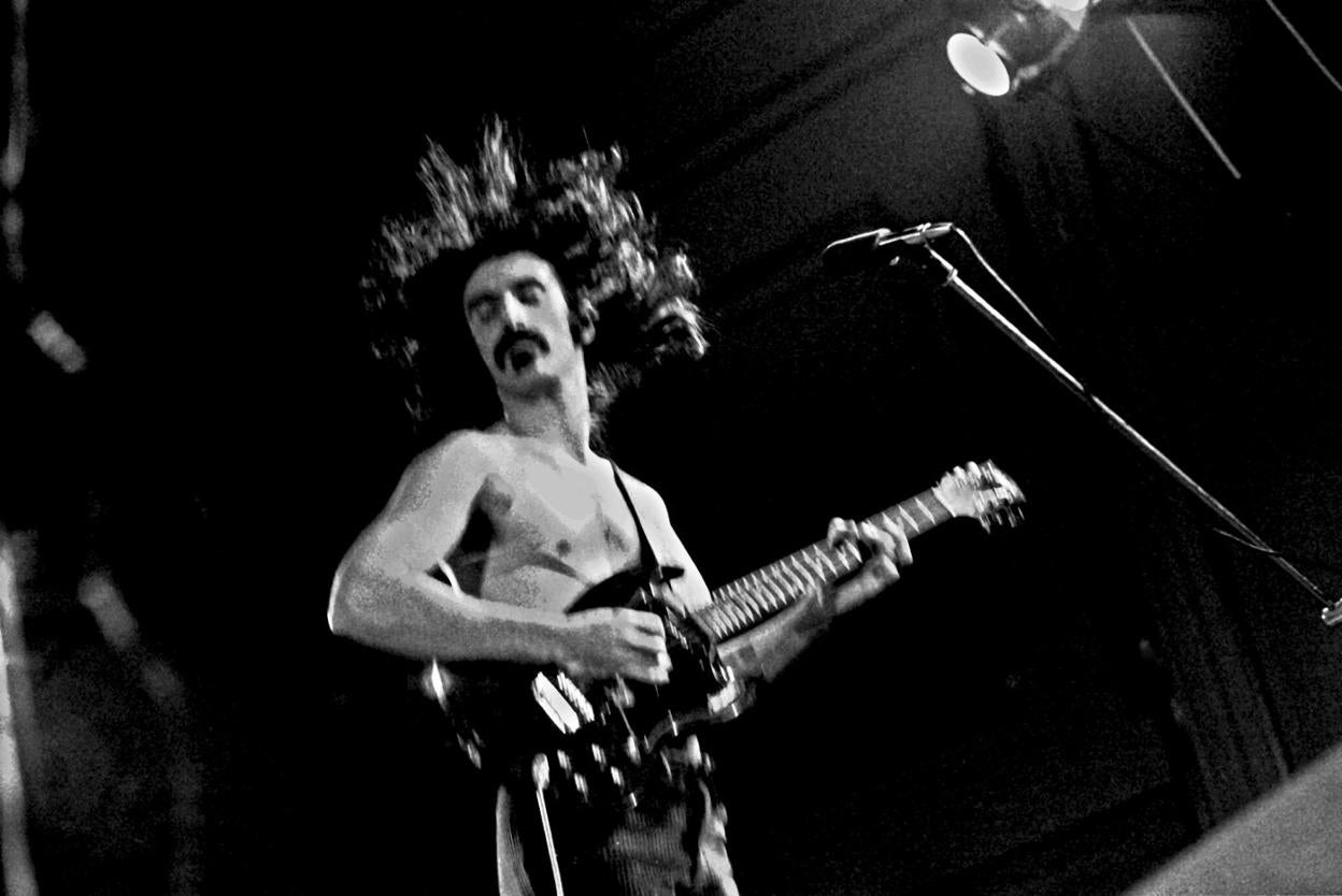 Frank Zappa & The Mothers Of Invention, DICIEMBRE DE 1971, Musikhalle Hamburg / wikimedia commons