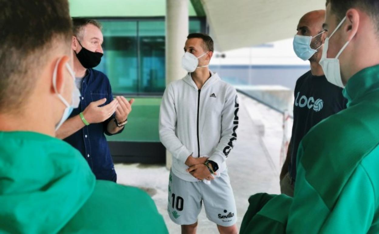 Sergio Canales, en el centro hablando con César Anievas, Gonzalo Colsa y algunos jugadores del juvenil