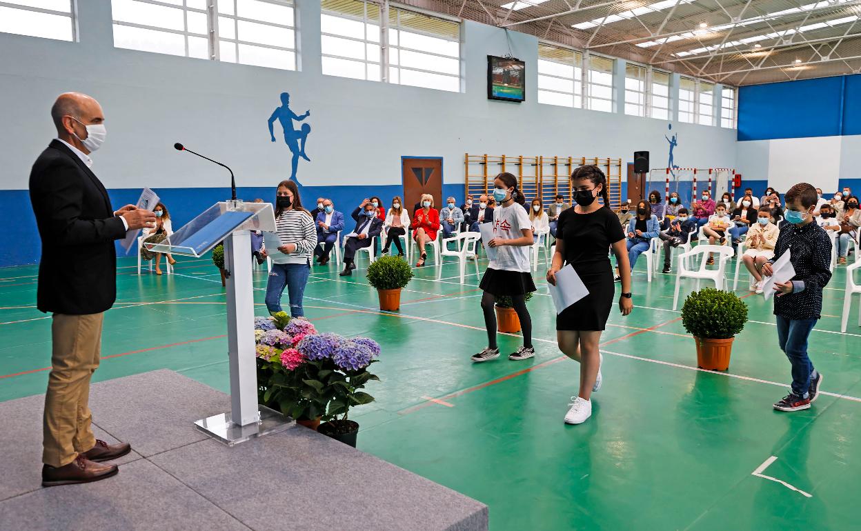 Los alumnos de 6º de Primaria colegio Malacoria de Ibio recibieron su diploma tras acabar esta primera fase de su educación.