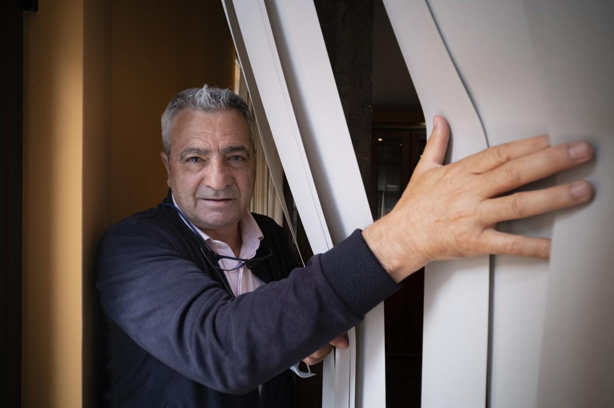 El secretario general de Comisiones Obreras en Cantabria, Carlos Sánchez, ayer en su despacho en la sede de Santander. 