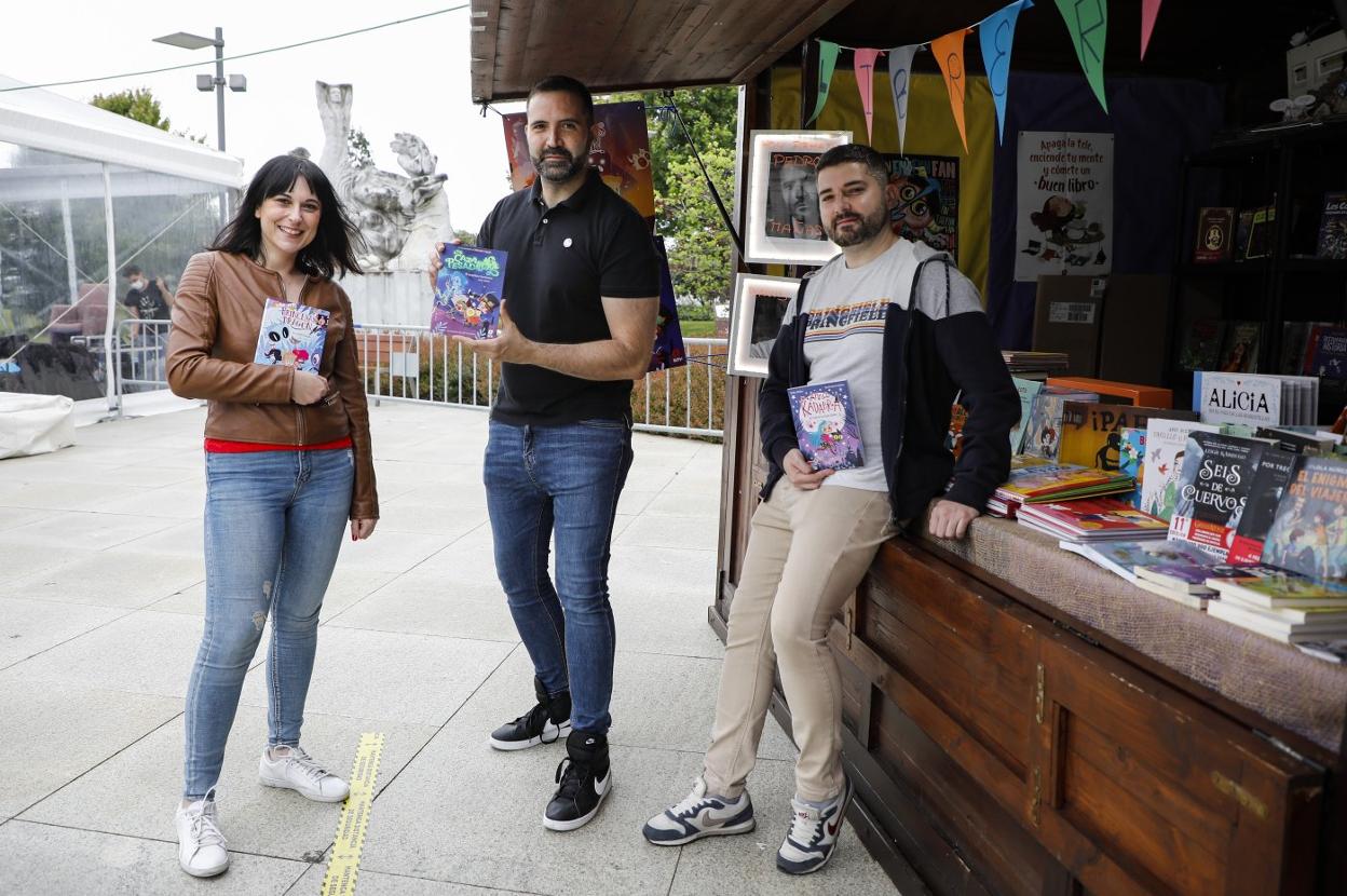 Luján Fernández, Pedro Mañas y David Sierra con sus libros en el recito de la feria santanderina.