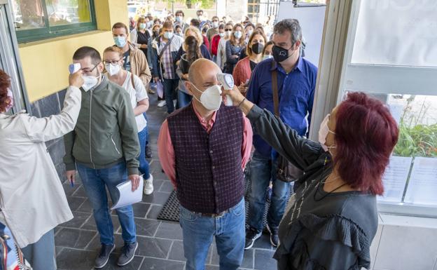 Imagen. Imágenes de esta mañana en una de las sedes, en el IES La Albericia.