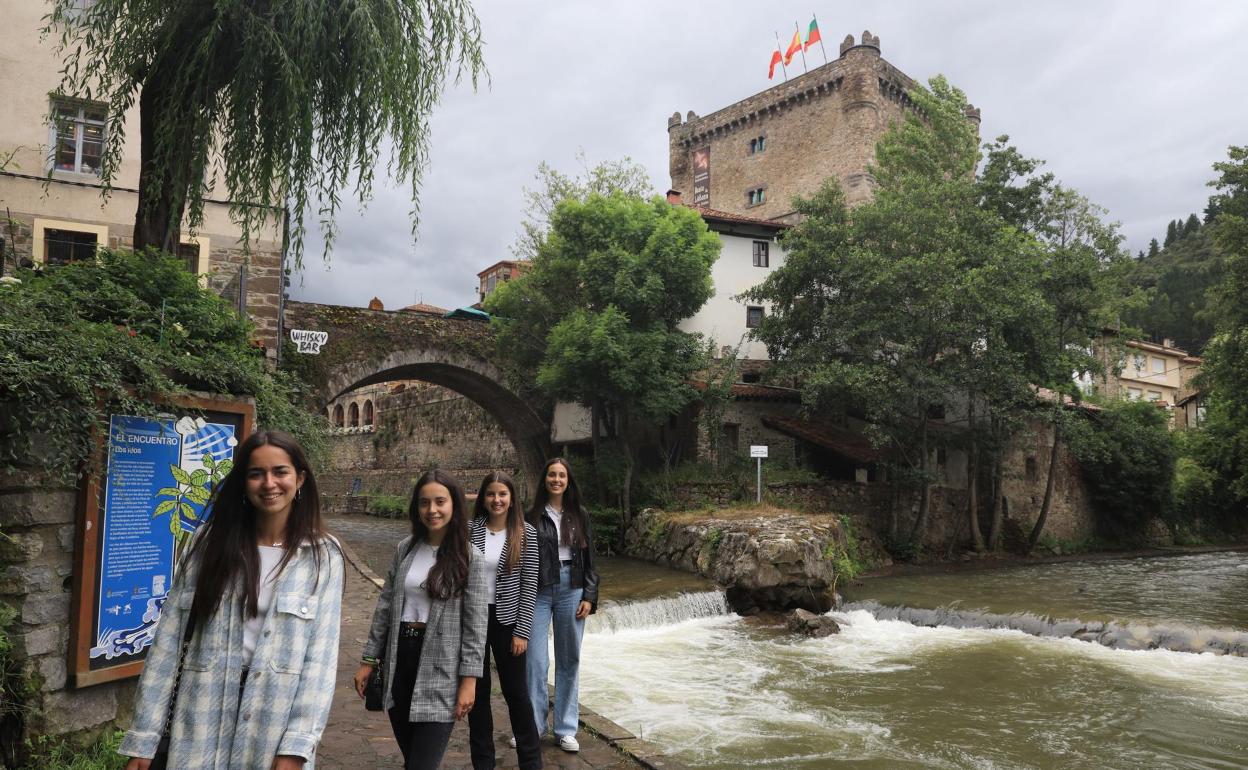 De izquierda a derecha, Lucía Campollo, Sara Campollo, Claudia Dosal y Celia Alonso, en Potes. 