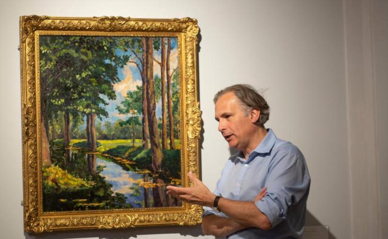 Jean-Paul Engelen, vicepresidente de Phillips, ante la pintura «The Moat, Breccles», de Winston Churchil.