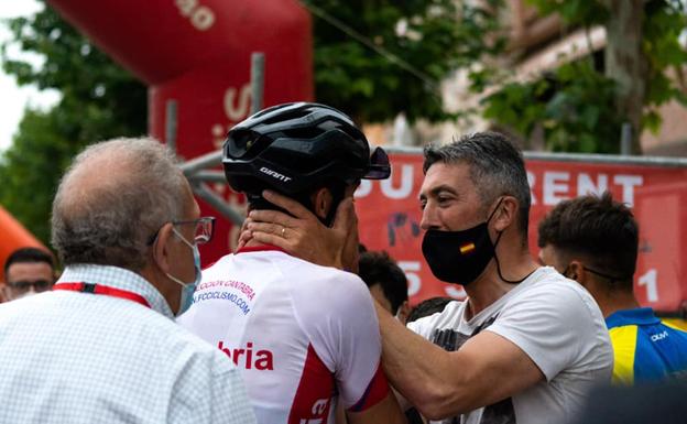 Emilio Cobo abraza a su hijo Iván después de proclamarse campeón de España sub 23