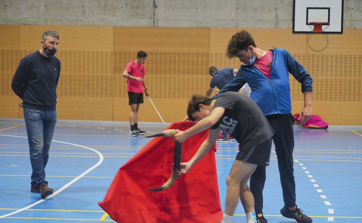 Alumnos de la Escuela Taurina de Santander, ayer, en una demostración de toreo de salón. 