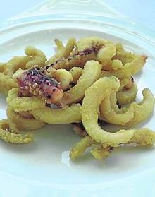 Imagen secundaria 2 - Arriba, foie con boletus pinícola. Abajo, chuleta de vaca pinta y rabas de jibia.