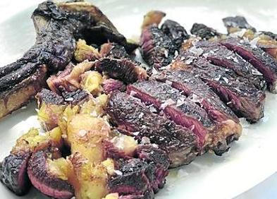 Imagen secundaria 1 - Arriba, foie con boletus pinícola. Abajo, chuleta de vaca pinta y rabas de jibia.