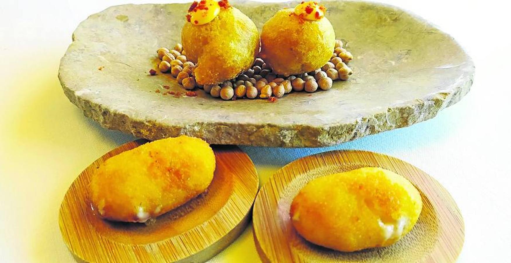 Imprescindibles. Buñuelos de compango del cocido y las famosas croquetas de jamón ibérico, ‘campeonas del mundo en Madrid Fusión 2017’ . 