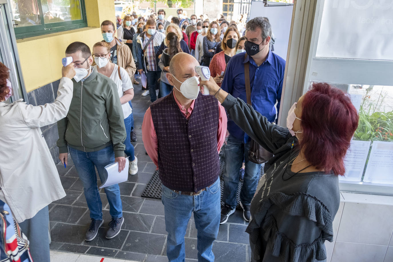 Imágenes de esta mañana en una de las sedes en las que se desarrollan estos exámenes, en el IES La Albericia.