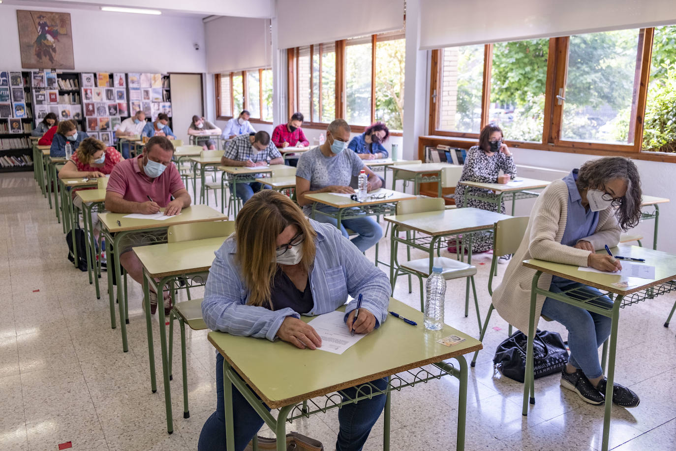 Imágenes de esta mañana en una de las sedes en las que se desarrollan estos exámenes, en el IES La Albericia.