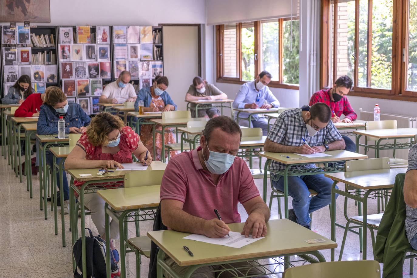 Imágenes de esta mañana en una de las sedes en las que se desarrollan estos exámenes, en el IES La Albericia.