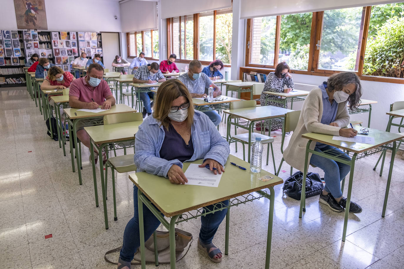 Imágenes de esta mañana en una de las sedes en las que se desarrollan estos exámenes, en el IES La Albericia.