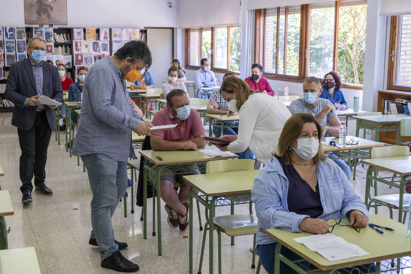 Imágenes de esta mañana en una de las sedes en las que se desarrollan estos exámenes, en el IES La Albericia.