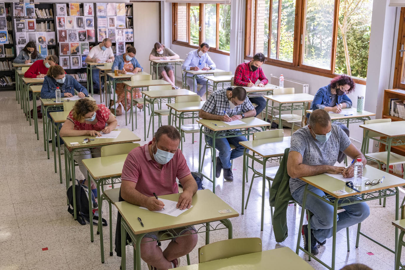 Imágenes de esta mañana en una de las sedes en las que se desarrollan estos exámenes, en el IES La Albericia.