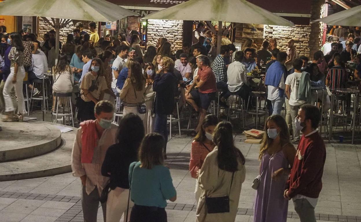 El repunte de contagios por las fiestas amenaza la actividad del interior de la hostelería en Santander